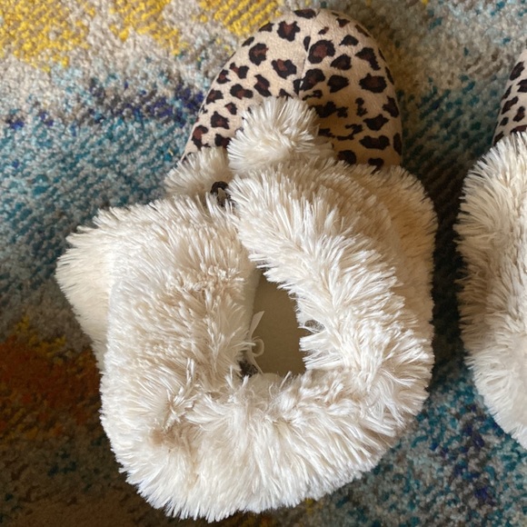 These are faux fur cuddl duds. - Picture 3 of 5